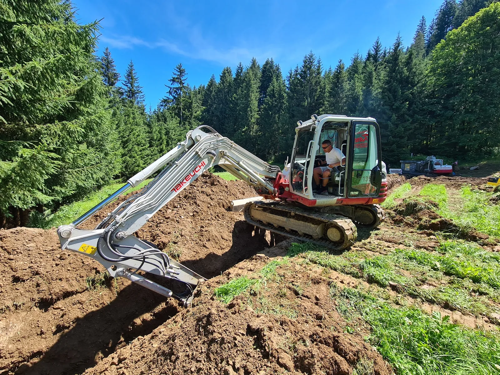 Bagger bei Arbeiten im alpinen Gelände