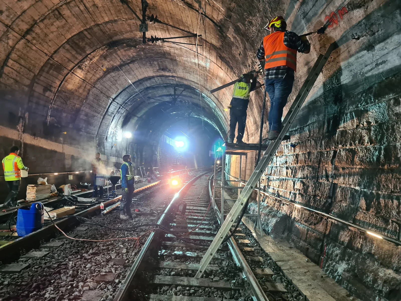 Mitarbeiter bei Bauarbeiten in einem Bahntunnel