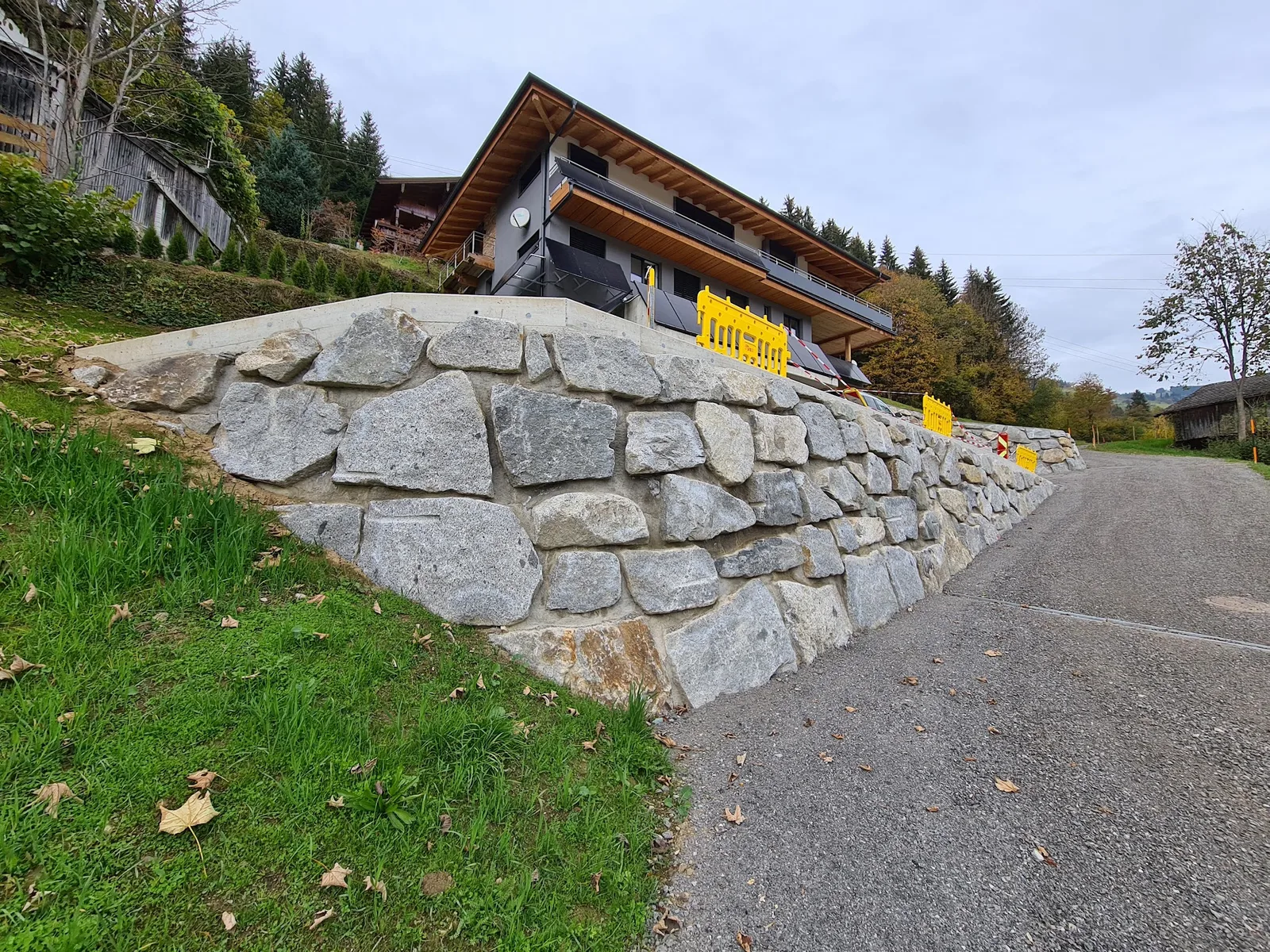 Fertige Steinmauer und Hangsicherung