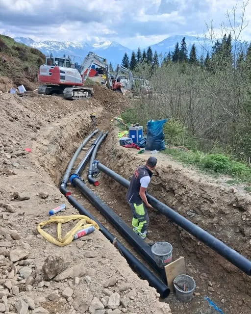 Leitungsbau an einem Hang